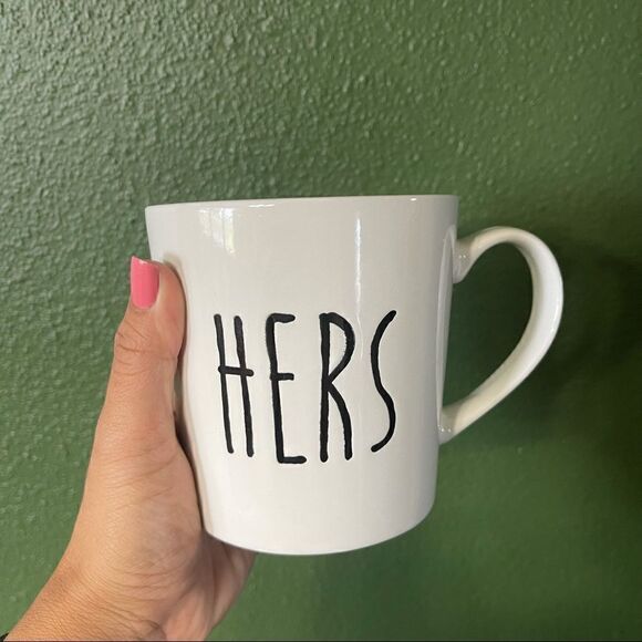 Minimal white ceramic coffee mug - Picture 3 of 6